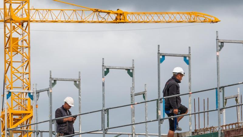 Der Mindestlohn im Baugewerbe steigt. Betroffen sind nach Gewerkschaftsangaben mehr als 200.000 Beschäftigte. Der Mindestlohn im Baugewerbe steigt. Betroffen sind nach Gewerkschaftsangaben mehr als 200.000 Beschäftigte.