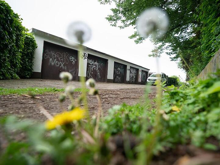 Auf diesem Garagenhof wollten drei Schüler einen Lehrer der angrenzenden Schule mit Hämmern ermorden.