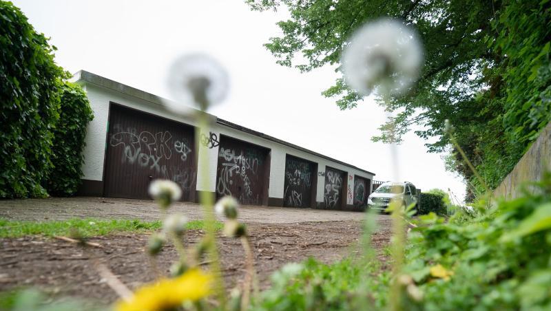 Auf diesem Garagenhof wollten drei Schüler einen Lehrer der angrenzenden Schule mit Hämmern ermorden. Auf diesem Garagenhof wollten drei Schüler einen Lehrer der angrenzenden Schule mit Hämmern ermorden.