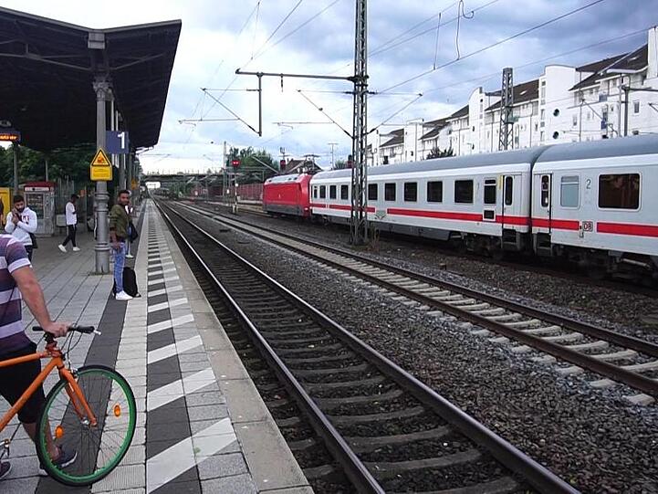 Ein Zug steht am Langener Bahnhof und kann nicht weiterfahren. Foto: Frank Rumpenhorst