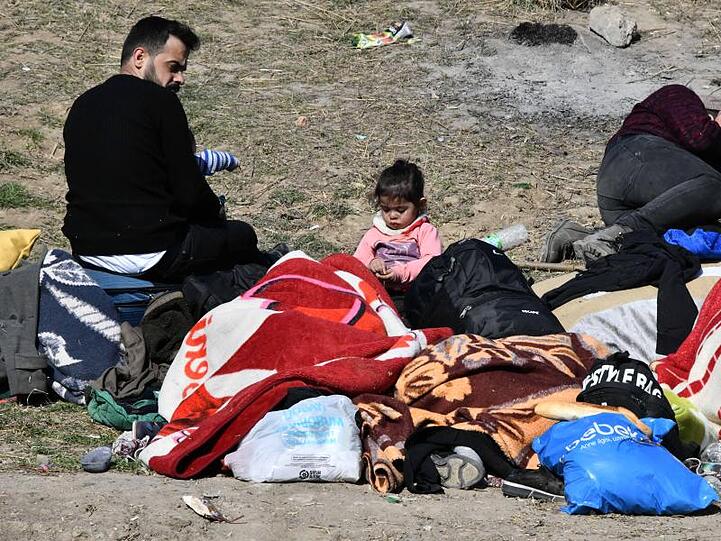 Migranten halten sich an der griechisch-türkischen Grenze auf.