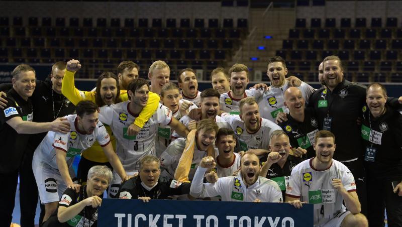 Die deutschen Handballer bejubeln die erfolgreiche Olympia-Qualifikation.