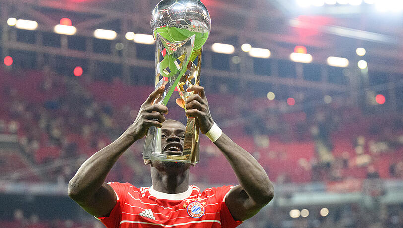 Mané mit seinem ersten Bayern-Titel, dem Supercup.