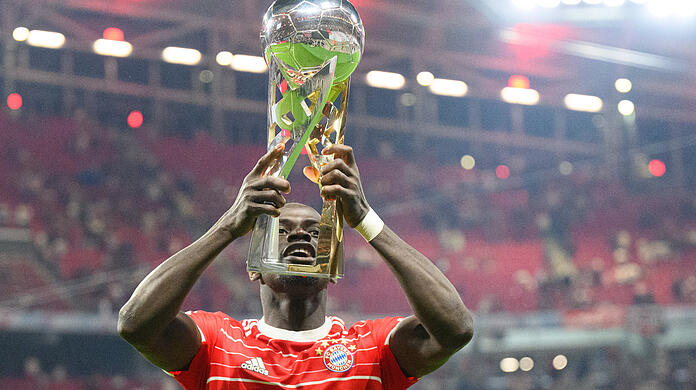 Mané mit seinem ersten Bayern-Titel, dem Supercup.