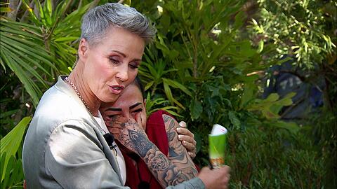 Nach Panikattacke in der Dschungelprüfung: Sonja Zietlow tröstet Elena Miras.