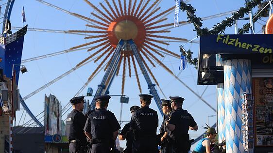 Hunderte Polizeibeamte sichern das Volksfest.