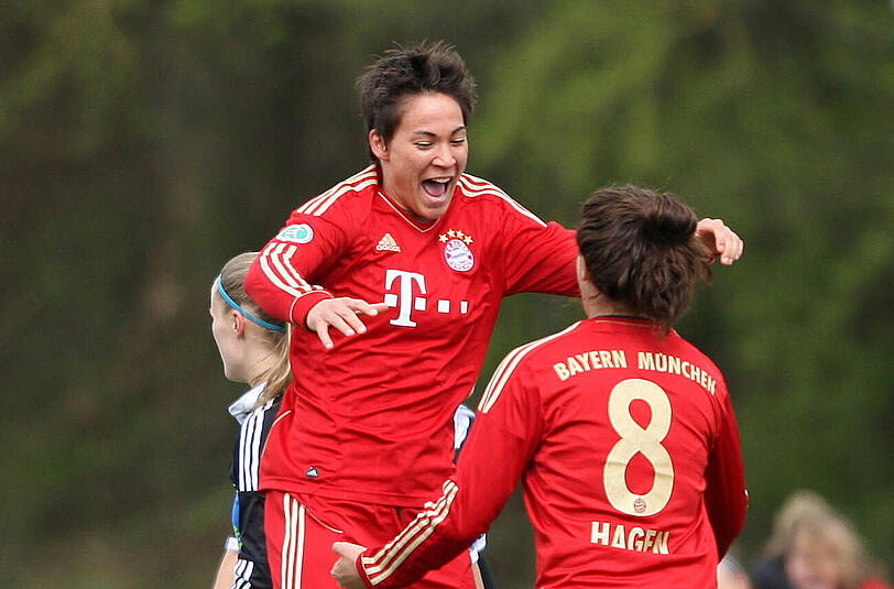 Die Fußballfrauen des FC Bayern haben das Achtelfinale im DFB-Pokal erreicht. vor eigenem Publikum setzte sich der Titelverteidiger In einer dramatischen Zweitrundenpartie erst im Elfmeterschießen mit 5:3 gegen den 1. FFC Frankfurt durch. Niki Cross (l.) und Sarah Hagen (r).