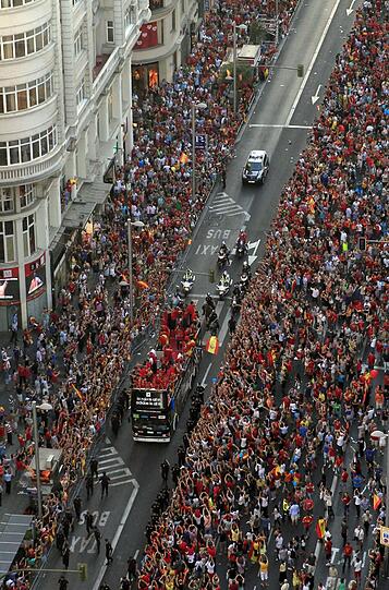Der Europameister ist zurück in der Heimat - die besten Bilder der Ankunft von Casillas, Iniesta und Co. in Madrid.