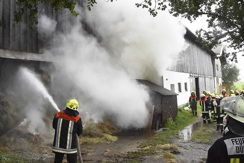 Die Feuerwehr konnte verhindern, dass sich das Feuer auf die danebenliegenden Gebäude ausbreitet. Die Bilder vom Einsatz.