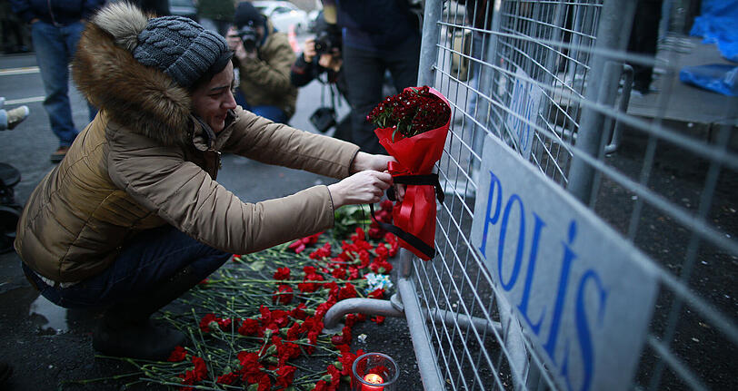 Eine junge Frau legt am 01.01.2017 in der Nähe des Tatortes in Istanbul Blumen nieder. Bei einem Anschlag in der Nacht zu Sonntag auf eine Silvesterparty im Istanbuler Club Reina waren 39 Menschen getötet und mehr als 60 verletzt worden.
