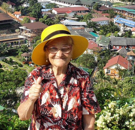 Baba Lena reist quer durch die Welt. Klicken Sie sich durch die Bilder.