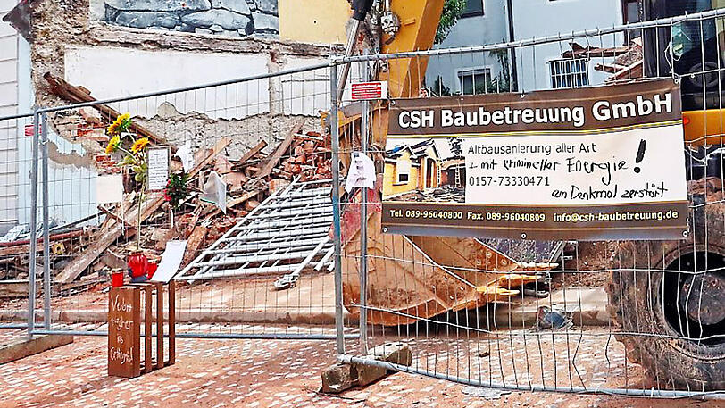 Vor dem Trümmerhaufen haben die Anwohner einen improvisierten Traueraltar aufgebaut.