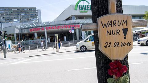 "Warum nur! - 22.07.2016": Ein Schild vor dem OEZ erinnert an das Attentat vor vier Jahren.