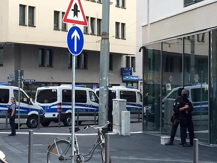 Polizisten sichern das Gelände rund um den Frankfurter Hauptbahnhof.