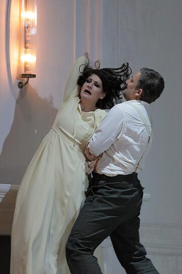 Wir müssen uns unserer "dunklen" Seite stellen, sonst ist Frieden nicht möglich. Ein klassisches Beispiel ist Shakespeares "Othello": Der schwarze General, bestens integriert in Venezianischen Diensten, wird im Moment der Provokation zum Monster, das seine unschuldige Frau erwürgt. Hier Verdis "Otello" an der Bayerischen Staatsoper mit Jonas Kaufmann als Eifersuchtsmörder und Anja Harteros als Desdemona.