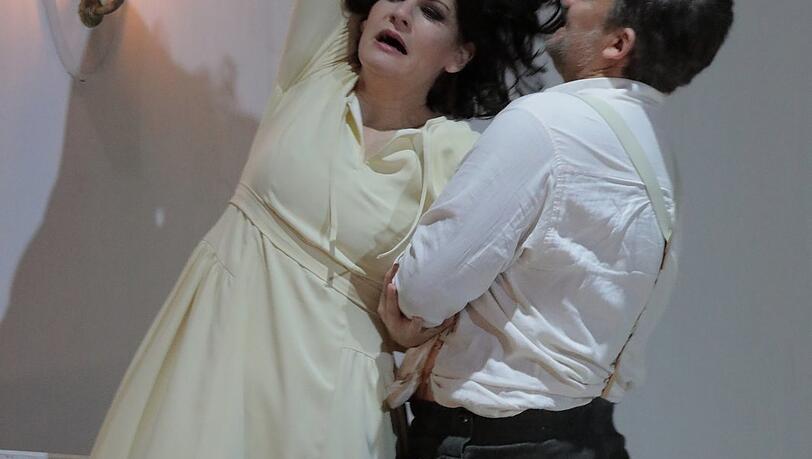 Wir müssen uns unserer "dunklen" Seite stellen, sonst ist Frieden nicht möglich. Ein klassisches Beispiel ist Shakespeares "Othello": Der schwarze General, bestens integriert in Venezianischen Diensten, wird im Moment der Provokation zum Monster, das seine unschuldige Frau erwürgt. Hier Verdis "Otello" an der Bayerischen Staatsoper mit Jonas Kaufmann als Eifersuchtsmörder und Anja Harteros als Desdemona. Wir müssen uns unserer "dunklen" Seite stellen, sonst ist Frieden nicht möglich. Ein klassisches Beispiel ist Shakespeares "Othello": Der schwarze General, bestens integriert in Venezianischen Diensten, wird im Moment der Provokation zum Monster, das seine unschuldige Frau erwürgt. Hier Verdis "Otello" an der Bayerischen Staatsoper mit Jonas Kaufmann als Eifersuchtsmörder und Anja Harteros als Desdemona.
