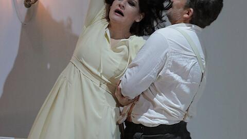 Wir müssen uns unserer "dunklen" Seite stellen, sonst ist Frieden nicht möglich. Ein klassisches Beispiel ist Shakespeares "Othello": Der schwarze General, bestens integriert in Venezianischen Diensten, wird im Moment der Provokation zum Monster, das seine unschuldige Frau erwürgt. Hier Verdis "Otello" an der Bayerischen Staatsoper mit Jonas Kaufmann als Eifersuchtsmörder und Anja Harteros als Desdemona.