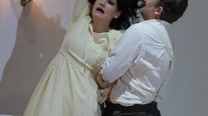 Wir müssen uns unserer "dunklen" Seite stellen, sonst ist Frieden nicht möglich. Ein klassisches Beispiel ist Shakespeares "Othello": Der schwarze General, bestens integriert in Venezianischen Diensten, wird im Moment der Provokation zum Monster, das seine unschuldige Frau erwürgt. Hier Verdis "Otello" an der Bayerischen Staatsoper mit Jonas Kaufmann als Eifersuchtsmörder und Anja Harteros als Desdemona.