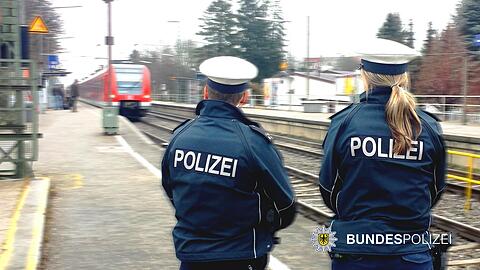 Nach einem Rangierunfall ermittelt nun die Bundespolizei. (Symbolbild)