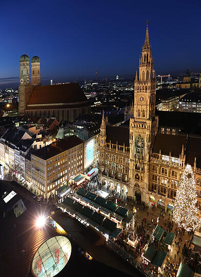 Blick vom Alten Peter auf das Strahlen und Glitzern unten am Markt.