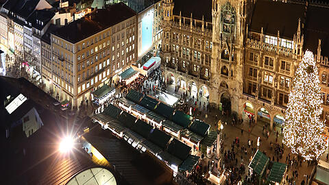 Blick vom Alten Peter auf das Strahlen und Glitzern unten am Markt.