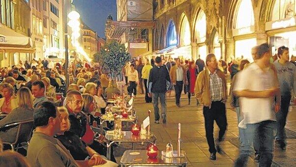 Rund 200000 Besucher werden am 12. September zur langen Shoppingnacht in der Münchner Innenstadt erwartet. Rund 200000 Besucher werden am 12. September zur langen Shoppingnacht in der Münchner Innenstadt erwartet.