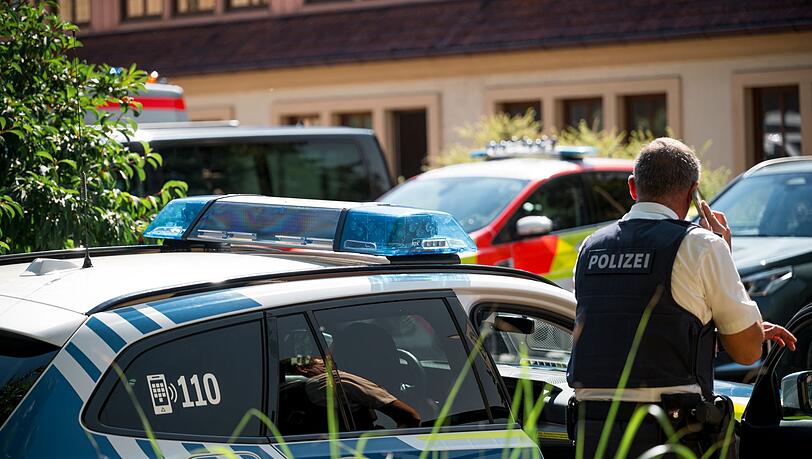 Zahlreiche Kräfte von Polizei und Rettungsdienst rückten aus.