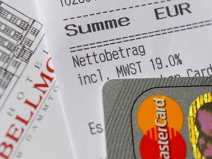 Niedersachsens Wirtschaftsminister Rösler hält eine Senkung der Mehrwertsteuer im Hotelgewerbe für notwendig.