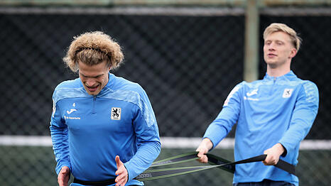 Jesper Verlaat (l.) steht seit vier Spieltagen wieder konstant im Kader des TSV 1860, zu seinem Einsatz an der Seite von Raphael Schifferl (r.) und Co. hat es aber noch nicht wieder gereicht.