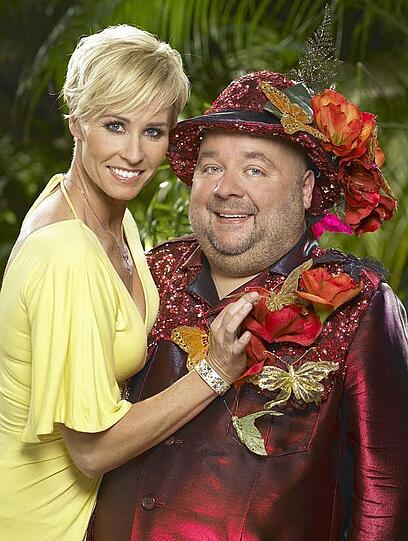 Fragen über Fragen...Auch den Floristik-Look scheint der Schauspieler zu schätzen.