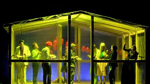 Gartenlaube im Rohbau: "Drei Schwestern" im Volkstheater.