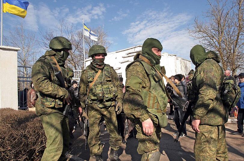 Maskierte Soldaten blockieren die ukrainische Marinebasis in Novoozerniy auf der Krim. Der Konflikt auf der Halbinsel droht zu eskalieren.