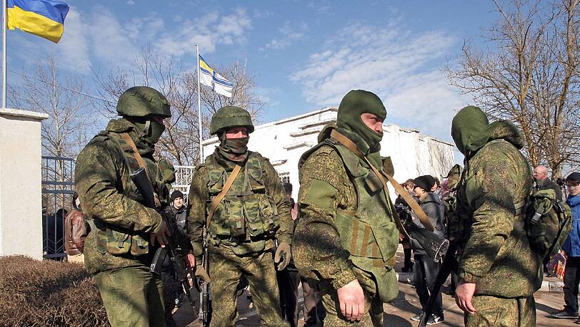 Maskierte Soldaten blockieren die ukrainische Marinebasis in Novoozerniy auf der Krim. Der Konflikt auf der Halbinsel droht zu eskalieren. Maskierte Soldaten blockieren die ukrainische Marinebasis in Novoozerniy auf der Krim. Der Konflikt auf der Halbinsel droht zu eskalieren.