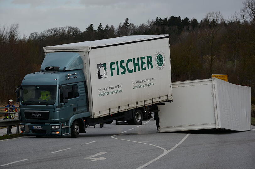 Lkw liegt auf der Seite: Ein mit Styropor beladener Lastwagen ist auf der B299 ungekippt. Sturm "Niklas" hat den Sattelzug umgeworfen.