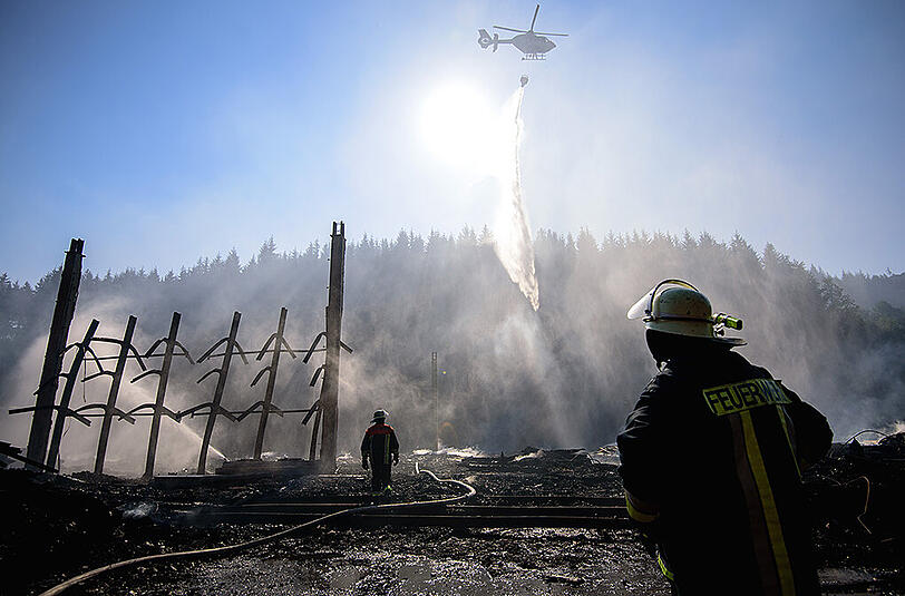 Schier endloser Kampf gegen die Flammen - die Bilder vom Morgen danach: postapokalyptisch. Vom den Sägewerk in Oberfranken blieb nicht viel übrig.