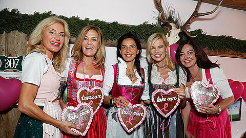 Strahlende Gäste beim Ladys Lunch im Biergarten von Käfers Wiesn-Schänke (v. l.): Moderatorin Birgit Muth, Kunst-Expertin Mon Muellerschoen, Hausherrin Clarissa Käfer, Nina Ruge und Doris Fuldauer (Estée Lauder)