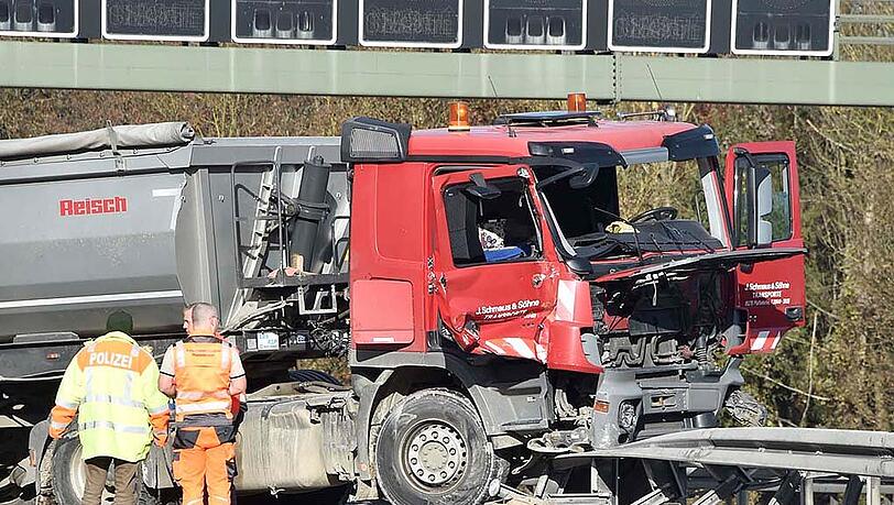 Der Fahrer des Sattelzugs wurde bei dem Unfall verletzt. Der Fahrer des Sattelzugs wurde bei dem Unfall verletzt.