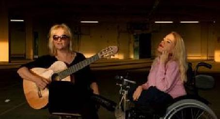 Mutter und Tochter stehen gemeinsam auf der Bühne: Die eine ist blind, die andere sitzt im Rollstuhl. Das soll aber noch ihrer Musik nicht ablenken.