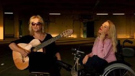 Mutter und Tochter stehen gemeinsam auf der Bühne: Die eine ist blind, die andere sitzt im Rollstuhl. Das soll aber noch ihrer Musik nicht ablenken. Mutter und Tochter stehen gemeinsam auf der Bühne: Die eine ist blind, die andere sitzt im Rollstuhl. Das soll aber noch ihrer Musik nicht ablenken.