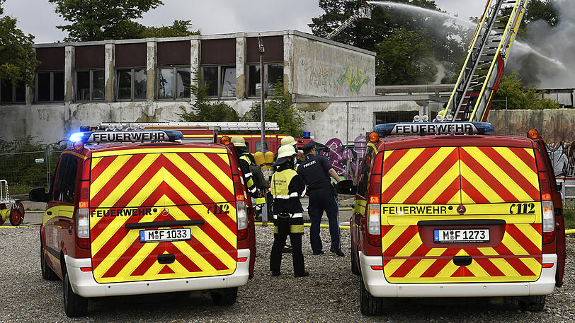 Rund 100 Einsatzkräfte waren vor Ort, um den Brand zu löschen. Die Bilder vom Großeinsatz der Feuerwehr.