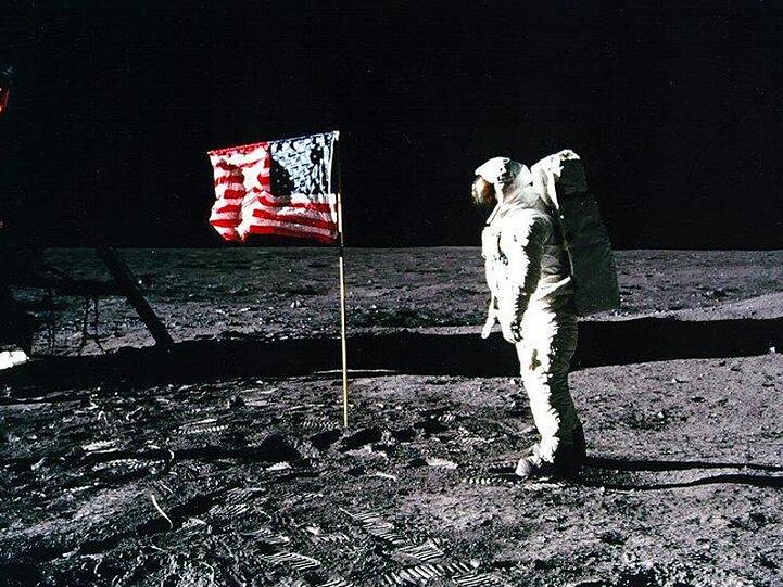 Apollo 11-Astronaut Edwin "Buzz" Aldrin steht 1969 neben der US-Flagge auf dem Mond.