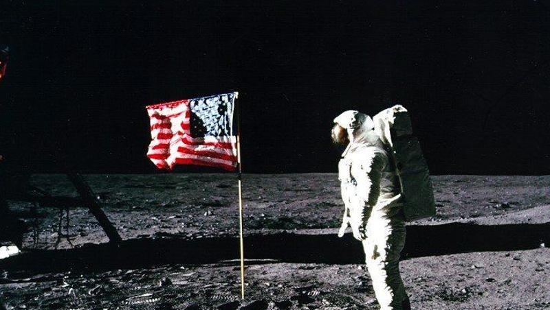 Apollo 11-Astronaut Edwin "Buzz" Aldrin steht 1969 neben der US-Flagge auf dem Mond. Apollo 11-Astronaut Edwin "Buzz" Aldrin steht 1969 neben der US-Flagge auf dem Mond.