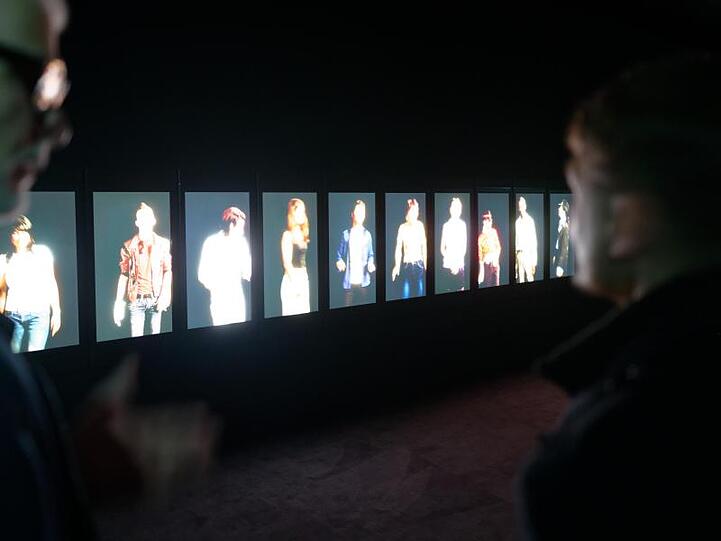 In der Videoinstallation "King (a portrait of Michael Jackson)" von Candice Breitz tanzen und singen Fans das Album "Thriller" nach.