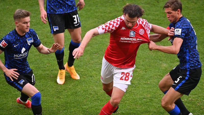 Der Mainzer Ádám Szalai (M) wird von Herthas Niklas Stark (r) bedrängt.