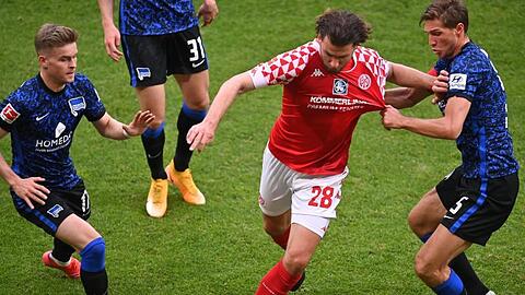Der Mainzer Ádám Szalai (M) wird von Herthas Niklas Stark (r) bedrängt.