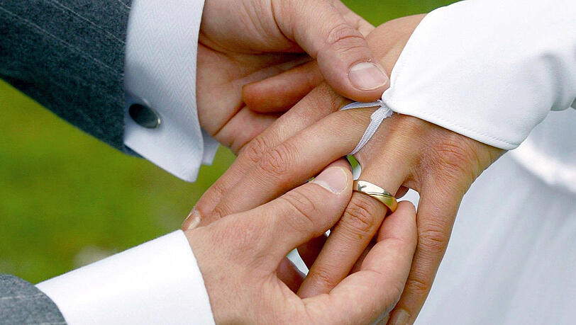Eigentlich wollte ein Münchner Brautpaar von ihrer Hochzeit tolle Fotos bekommen. Doch die Feier musste corona-bedingt abgesagt werden. Der Fotograf will seinen Vorschuss aber nicht zurückzahlen.