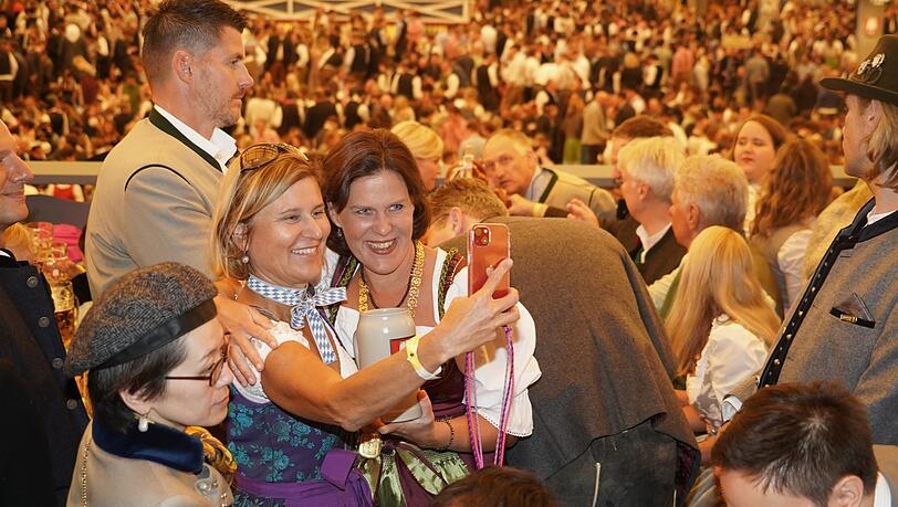 Bürgermeisterin Verena Dietl (r.) glücklich beim Selfie-Machen.