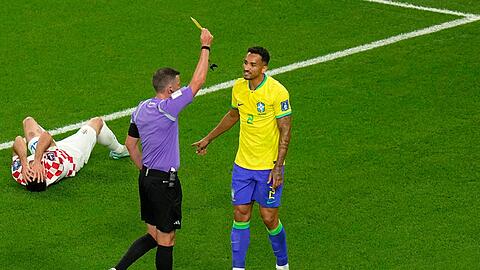 Schiedsrichter Michael Oliver zeigt dem Brasilianer Danilo die Gelbe Karte.