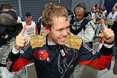 Mit 21 Jahren und 73 Tagen ist Vettel der bisher jüngste Sieger in der Geschichte der Formel 1.