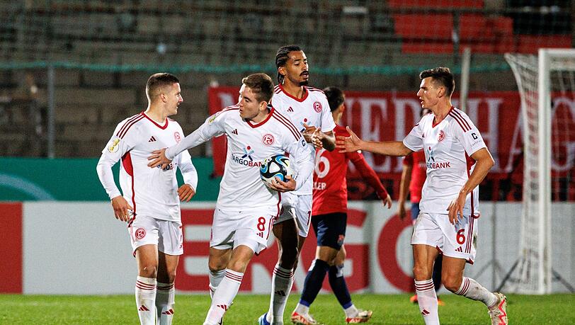 Torschütze Isak Bergmann Johannesson von Düsseldorf (2.v.l.) jubelt mit seinem Team über seinen Treffer zum 3:3.